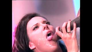 Fekete király, a vendég kurva ez az éhező nagymellű csaj