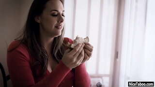 Похотливая милфа Шанел Престън отсосала член и е трудно выебана