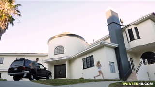 ���ඟුලේ පෙම්වතා අතර අම්මා ඇවිදින? ලස්සන!