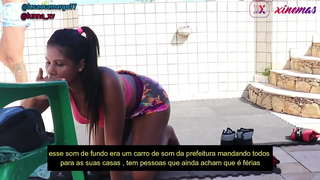 Тәкаппар әйел толқуға толы, жаттығудан кейін ваннада жұмсақ отырдым, сүтті кискаға алдым