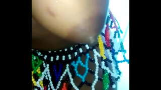 Harddwch du yn gosod i lawr dildo ar y wal gefn