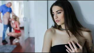 Мамаша Подкрадывается к парню Своей Девушки