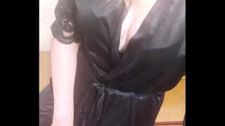 Момиче на Свирене путка, докато Човек е на работа