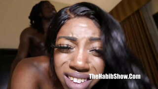 үлкен жопы бар сексуалды қыз құмарлықпен кискасын мастурбациялайды