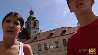 HUNT4K. Bohaté hunter zvedie drobná brunetka, ktorý potreboval peniaze na dovolenku