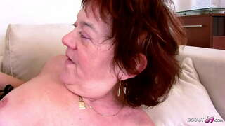 EITHRIADOL O HEN REDHEAD AEDDFED YN DAL MASTURBATE AC YN HUDO RHYW GUY IFANC