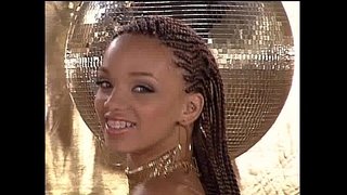 В gia LaShay, показвайки я пъпеш