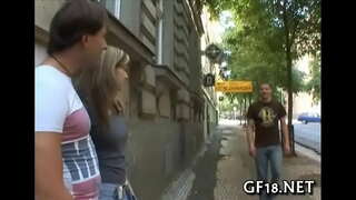 ���ด็กหนุ่มนั่งและจ้องมอ