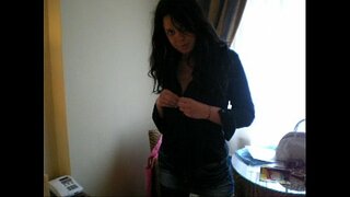 Италианската фен на Лили събличане и мастурбира