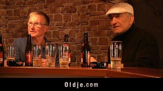 E guximshme, bjonde sucks dy vjetër dicks