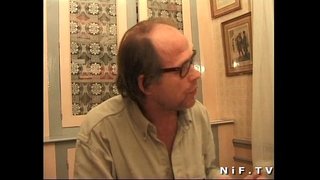 Френска блондинка маце прецака от него и jizzed на нея цици