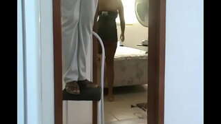 Wanita yang di Sudut itu Menunjukkan tanpa celana dalam untuk Listrik