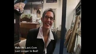 ̄�시한 갈색 머리부 가져오의 활기찬 음 그녀의 작품에서 배치