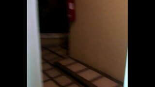 Asawa Cojiendo sa hotel na may mga pinto na buksan ang mayaman moans