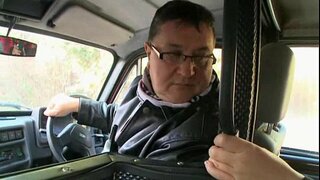 Hadjara yn dal ar daith gyda hen ddyn