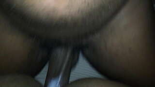 Сексуалды қыз өзінің кискасын мастурбациялайды