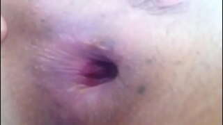 Pokušavam da je stavim u dupe, napolju,