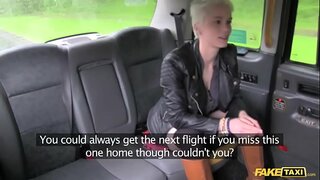 Nep-Taxi warme gepassioneerde ruwe achterbank seks