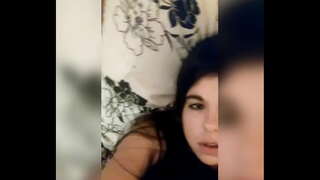 Жена играе, дразни, шприцване