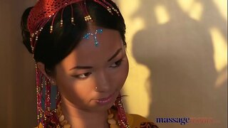 Gabinety masażu Gorąca tajska masażystka przyjmuje twardy kutas w swoje проколотую cipki