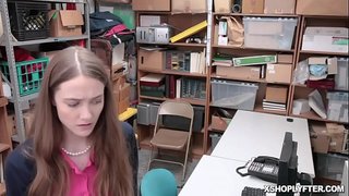 ���ั้งสอง shoplyfting วัยรุ่นและคุณย่ากำลังจะยิงโดยมีการเจาะหลังเจ้าหน้าที่ลอว์เรนเอริก้า