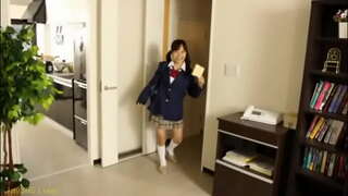 Óga dutiful Seapáinis bhean chéile ba mhaith leis a fháil ag iompar clainne laethúil.