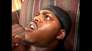 Mooi redhaired sjokolade babe Kelly Bewind was hoes kool water in haar mond na storing haar sappige twat