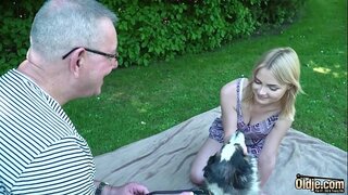 Залуу шаргал болгодог настай хүн булэг түүний аманд