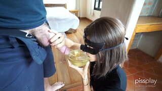 Narratsa Deepthroat Gagging egiteko Neska Esklabo - Edari ontzi pixa!