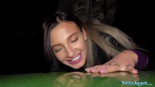 PublicAgent ស្បែ busty នៅក្នុងឈុតក្រៅល្ងា blowjob អាសូរ