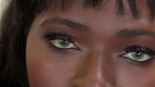 Сексуалды қыз құмарлықпен Кискасын мастурбациялайды