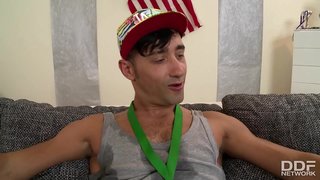 الفائز الملاعين أنيتا B. مؤخرتها بينما مثلية في سن المراهقة جيني التدليك لها الرطب البظر