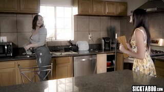 Sexy chica golpeó tan duro por una gran polla chico