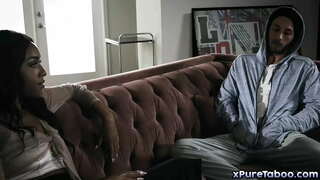 Сексуалды қыз құмарлықпен кискасын мастурбациялайды