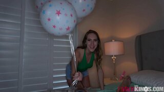 Сводная сестренка Дает Тугую киску Брату в День Рождения