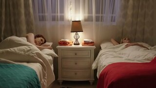 Лесбийски леко забавление между червената и светловолосой цыпочкой