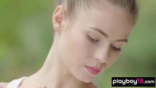 نحيفة سمراء وقحة تجريد خلال صندوق التدريب