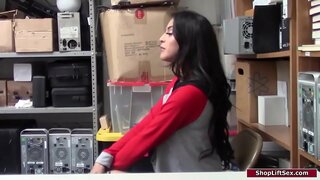 Латиноамериканка краде в магазина, и офицер измиване на нея.Той я кара да се събличам и да доминира над нея, за да я вземете за цици.Тя прави му свирка и след това той чука си