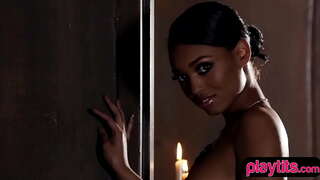 Sporty svart babe sensuell striptease-økt