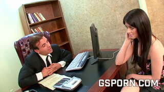 Brunette Sexy ysgrifennydd milf fucked galed gyda wyneb cum