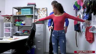 Titw bach latina yn cael ei ddal yn dwyn ac mae swyddog yn chwilio ceudod a bysedd ei pussy yn a ass.Ei fod yn gwneud ei roi iddo bj ac yn fucks ei rhefrol