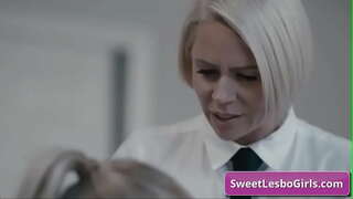 Глядзіце, як гарэзныя мілф лесбас атрымліваюць асалоду ад глыбокімі дрочками ў дупу і шапіках для атрымання працяглага аргазму ў офісе