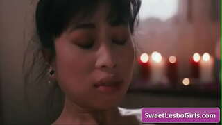 Карагыла, бул грудастая азиатка лесби соблазняется өзүнүн кардар кийин чувственного массаж